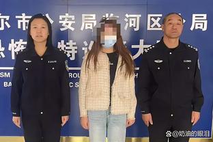 记者：深圳新鹏城医疗组为飞机上身体不适的乘客做现场诊断